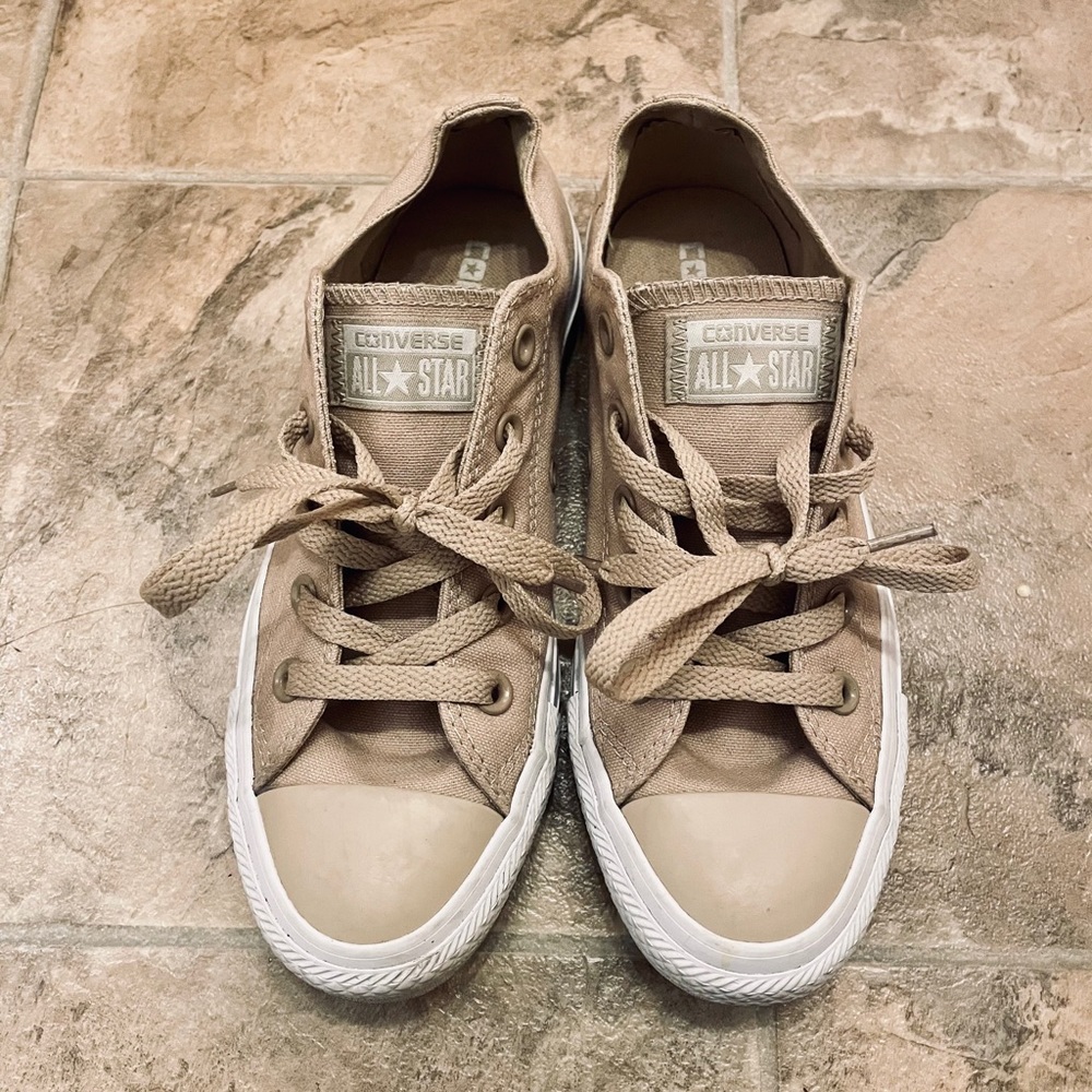 Converse Chuck Taylor All Star - Women’s 6/Men’s 4
